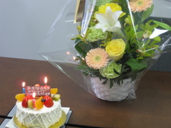 お誕生日ケーキとお花.JPG